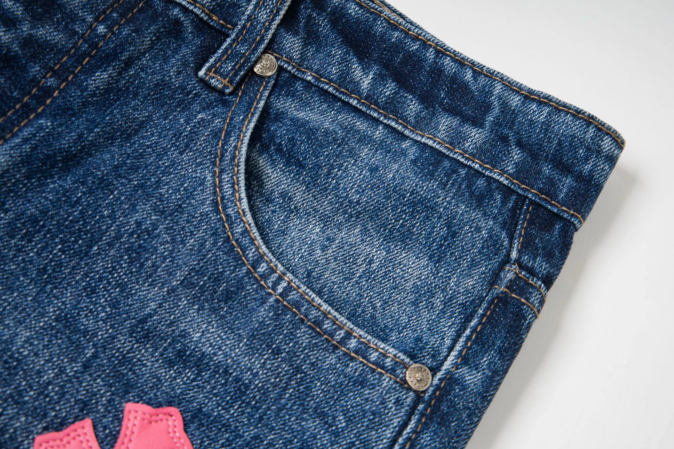 P240 Chrome Hearts 2025 New Bamboo Pink Cross Patch Leather Couple Washed Jeans This season’s hot item is sought after by countless celebrities and fashionistas. The neat details of the cutting process add color to the playful fashion! The neat and meticulous design, and the well-fitting structure is unique. The upper body not only has outstanding recognition, but also looks younger and younger. A style with the ultimate wearing meaning and performance, gorgeous color matching, and the craftsmanship of this style is also extremely extraordinary. After the finished product is washed, it is disassembled and hand-made with sheepskin cross leather and then spliced ​​together to complete. The whole piece has too many craftsmanship to describe. It is decorated with patchwork cross flowers and high-waisted washed jeans! ! Absolutely high-end luxury product, a god-level single product, a super popular product, made by top heavy industry, a magic weapon that cannot be missed. Style number: 1869# Size: 28 30 32 34 36 Color: blue